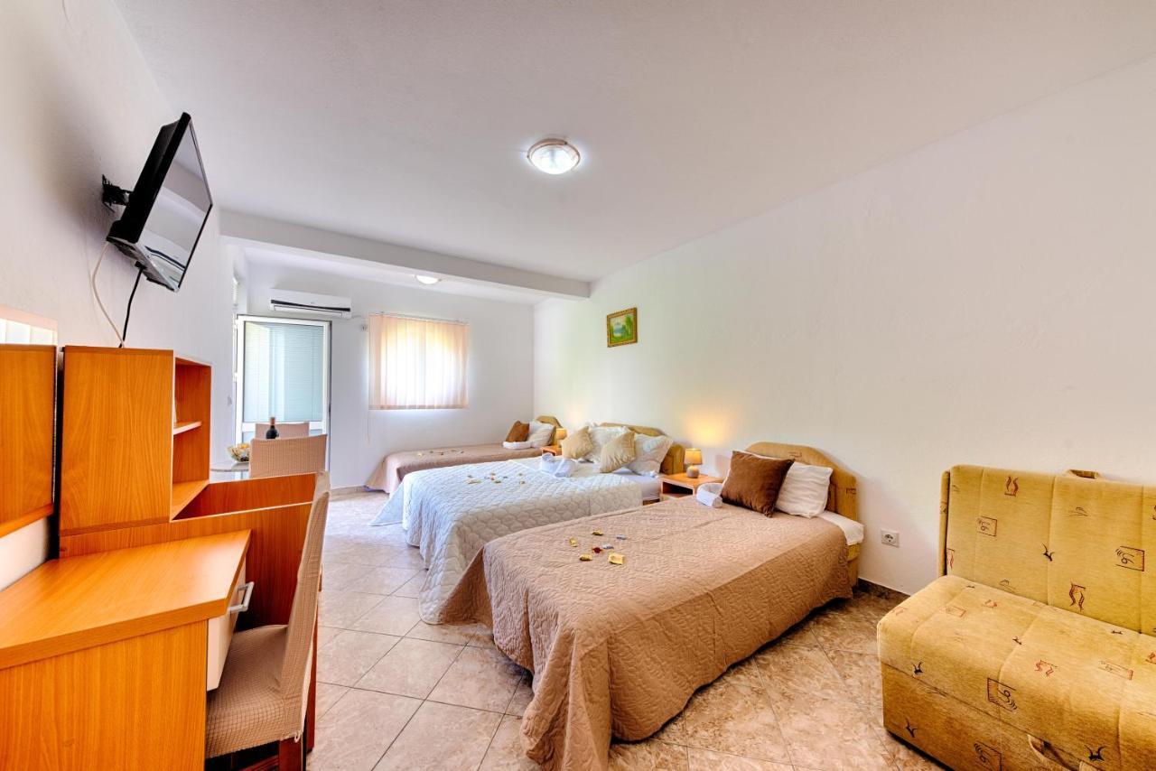 Hotel Dana Čanj Exteriör bild