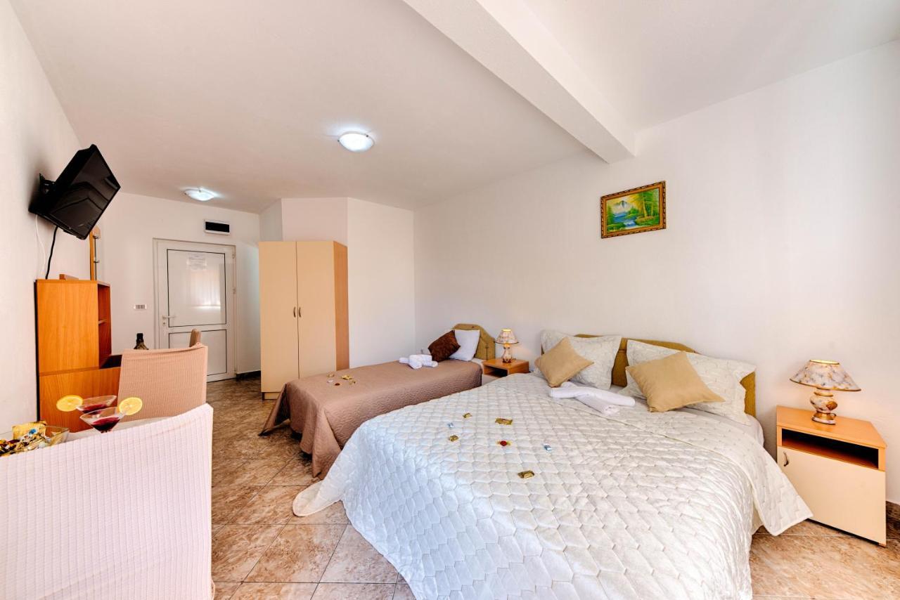 Hotel Dana Čanj Exteriör bild